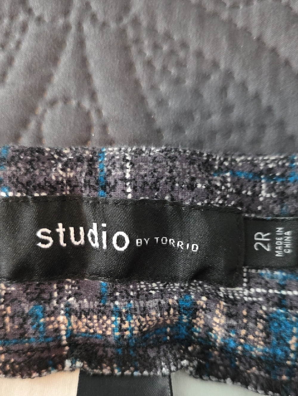 EUC Torrid 2R Gray Blue White Ponte Stretch Pixie Pants - Picture 6 of 8